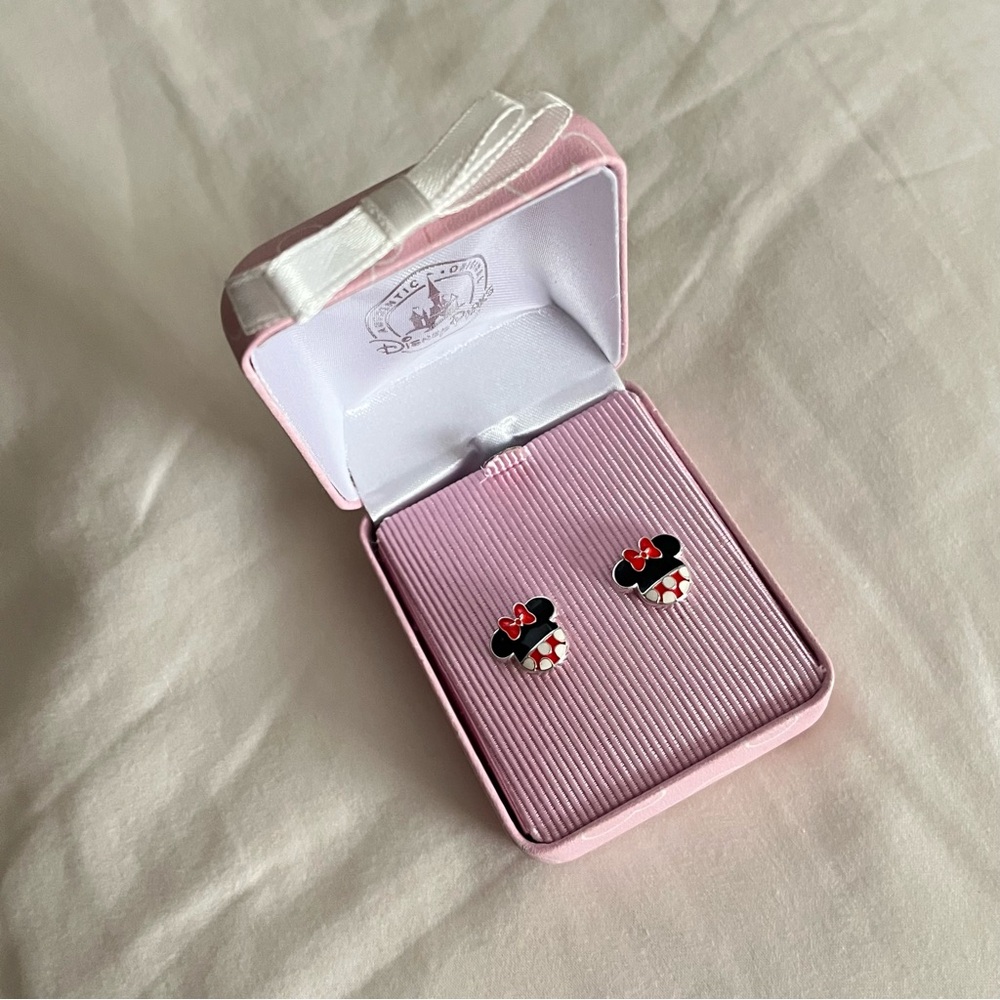 NIB DISNEY PARKS Minnie Mouse earrings